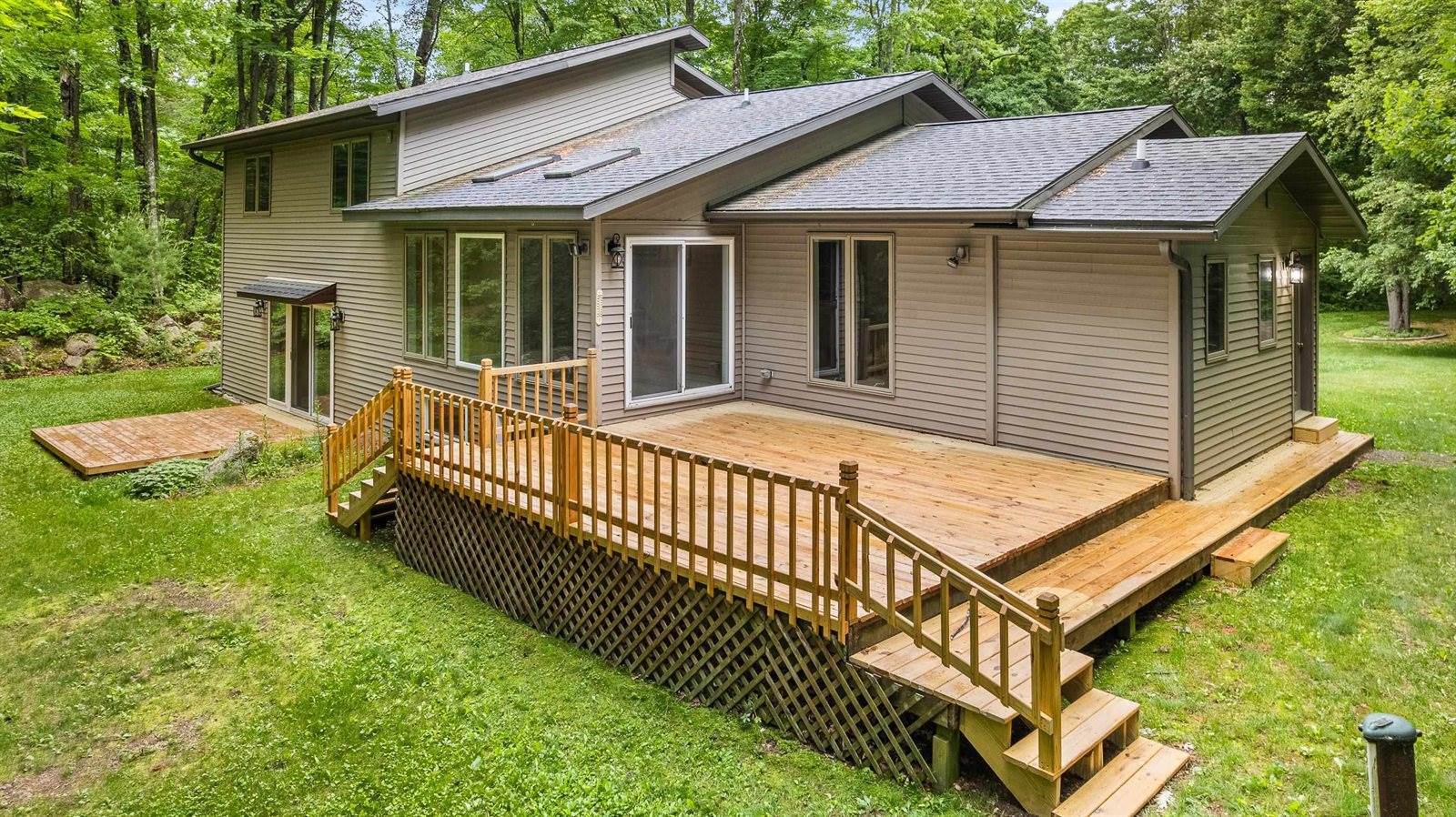 275 Fairway Drive, Iola, WI 54945