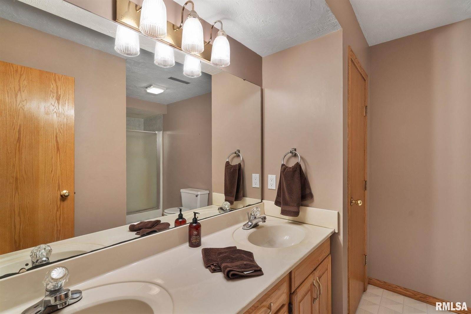 1010 Meadows Circle, Bettendorf, IA 52722