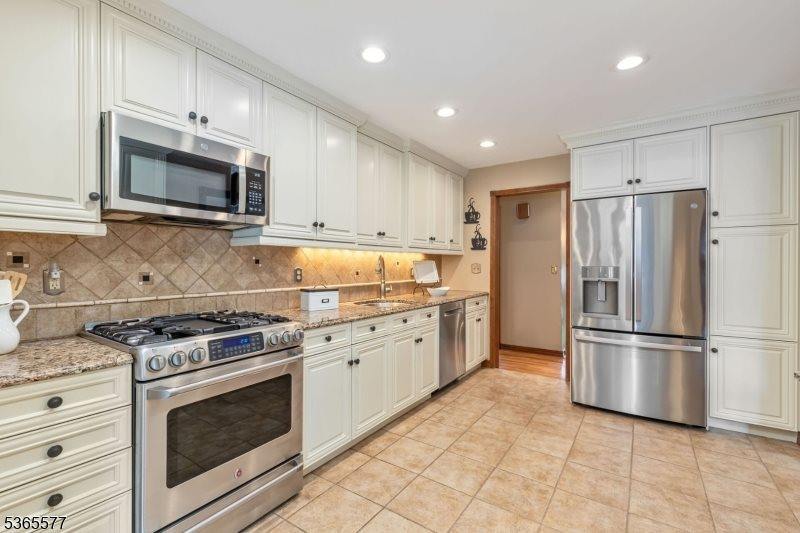 114 Fawn Ridge Dr, Long Hill Township, NJ 07946