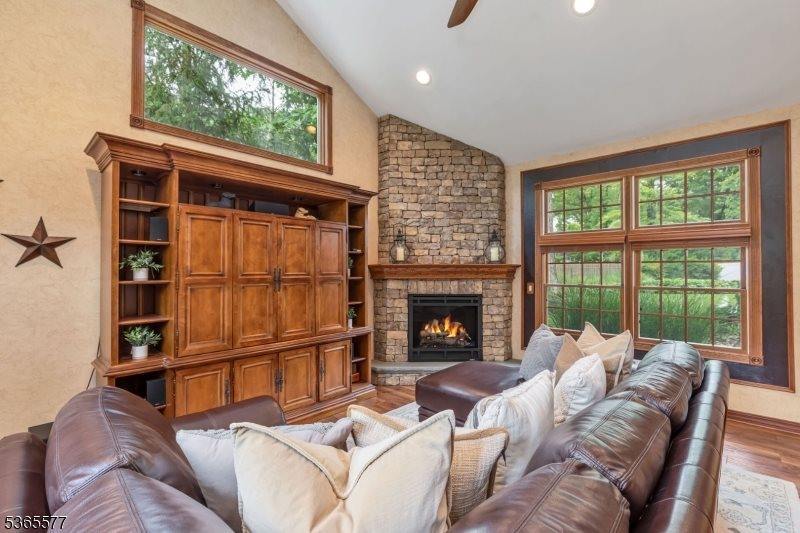 114 Fawn Ridge Dr, Long Hill Township, NJ 07946