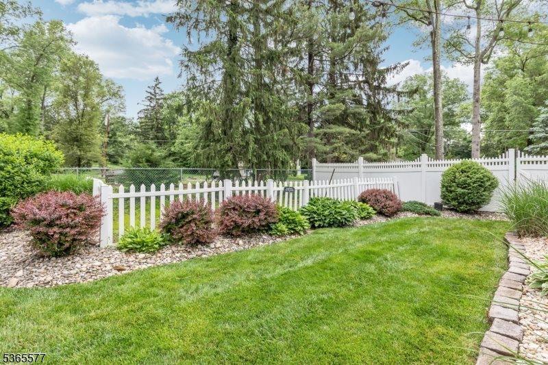 114 Fawn Ridge Dr, Long Hill Township, NJ 07946