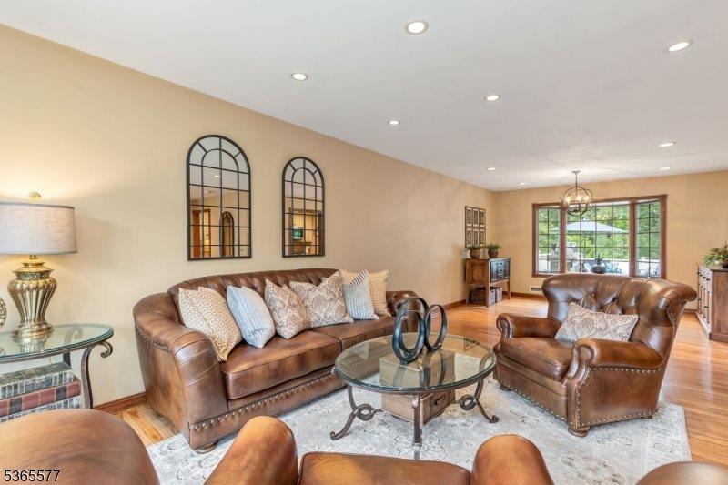 114 Fawn Ridge Dr, Long Hill Township, NJ 07946