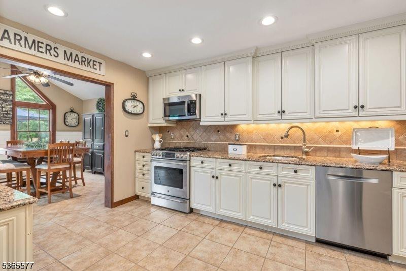 114 Fawn Ridge Dr, Long Hill Township, NJ 07946