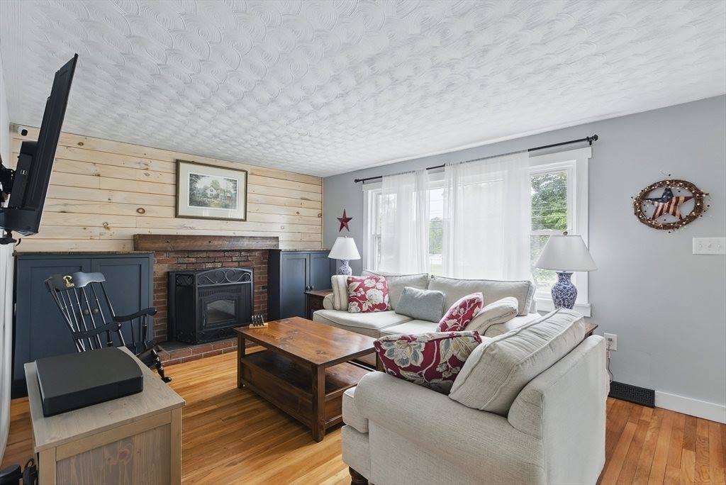 332 Treble Cove Rd, Billerica, MA 01862