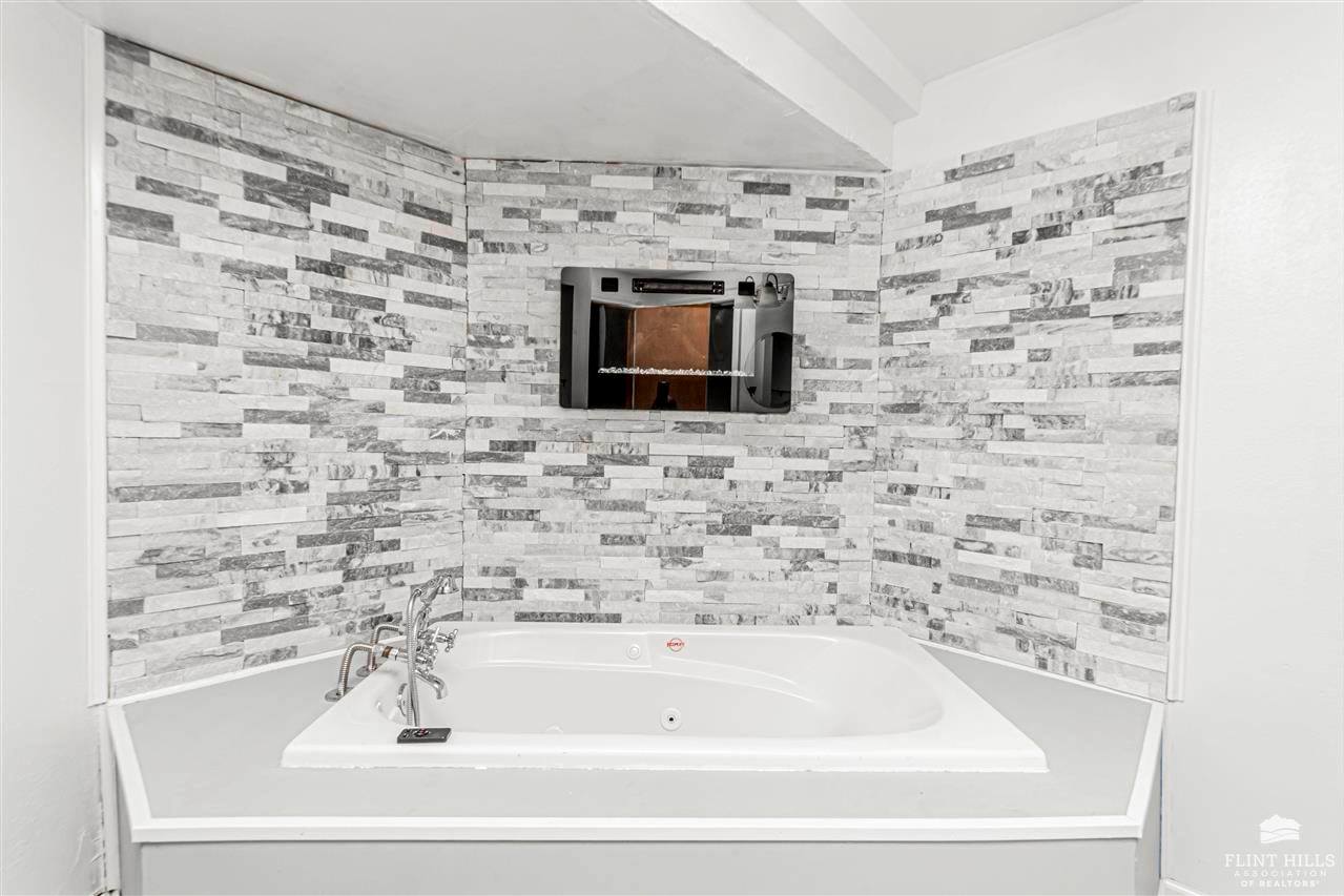 302 Arapahoe Court, Junction City, KS 66441