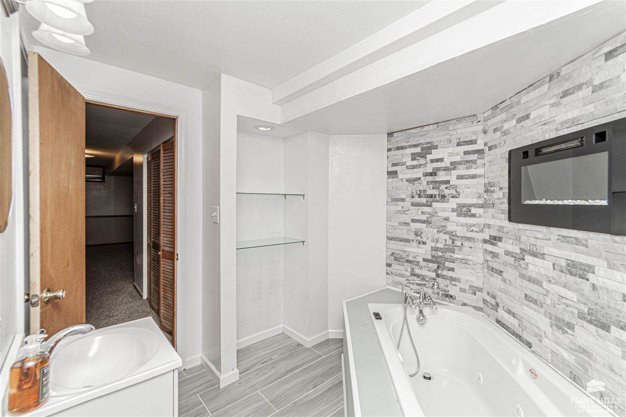 302 Arapahoe Court, Junction City, KS 66441