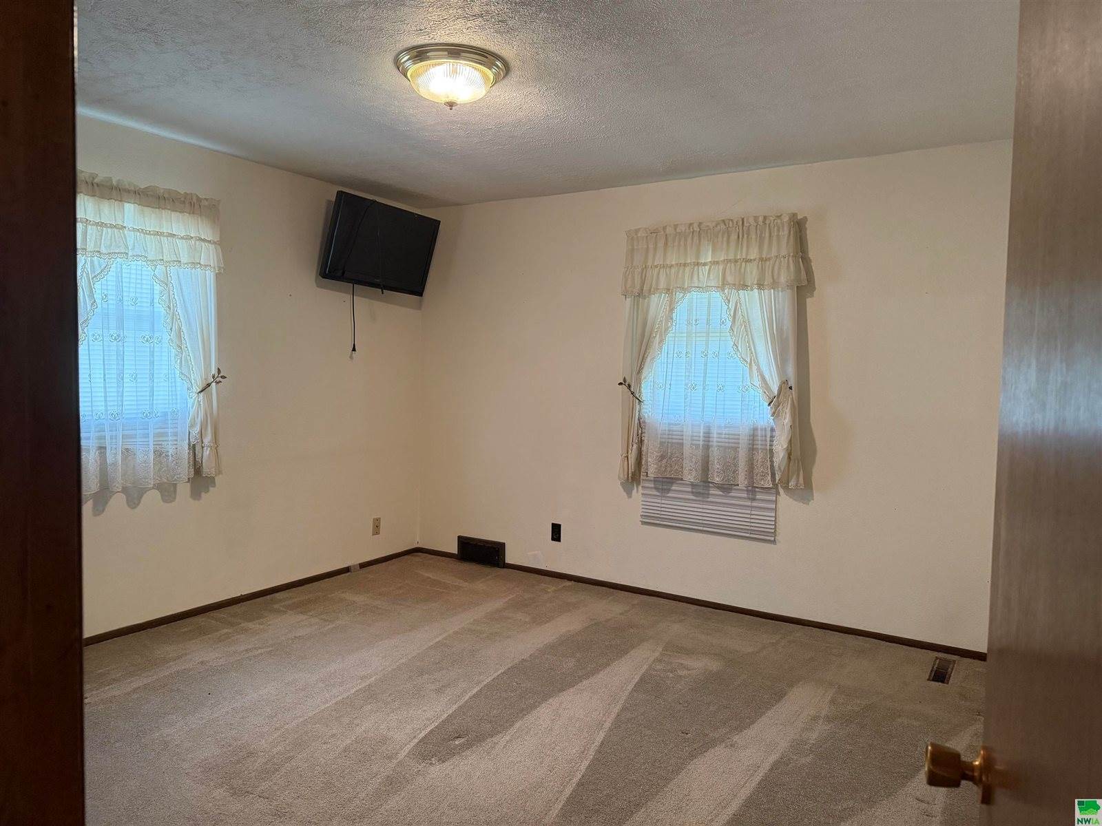 540 S 8th St, Akron, IA 51001