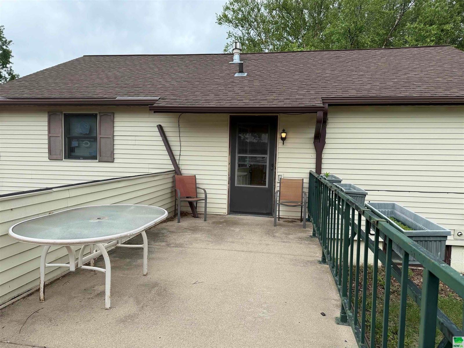 540 S 8th St, Akron, IA 51001