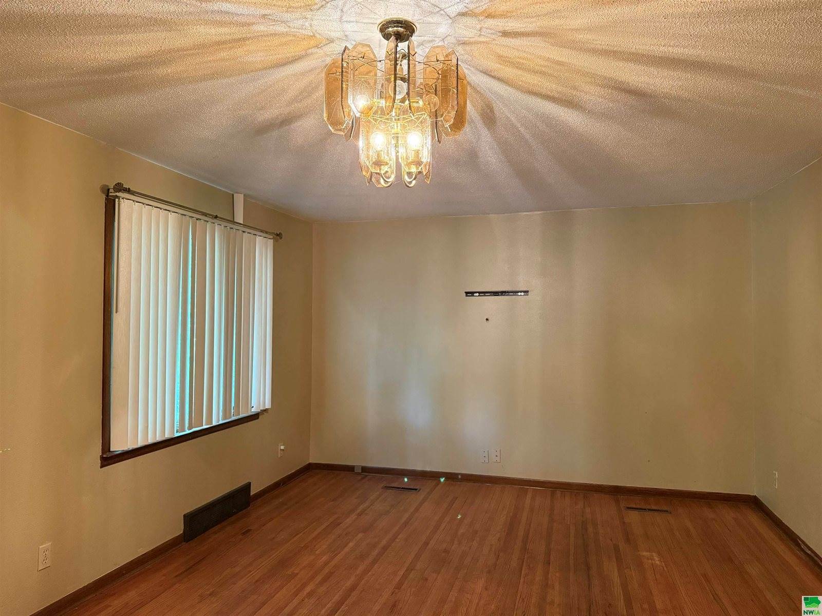 540 S 8th St, Akron, IA 51001