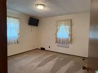 540 S 8th St, Akron, IA 51001