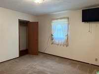 540 S 8th St, Akron, IA 51001