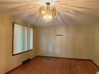 540 S 8th St, Akron, IA 51001