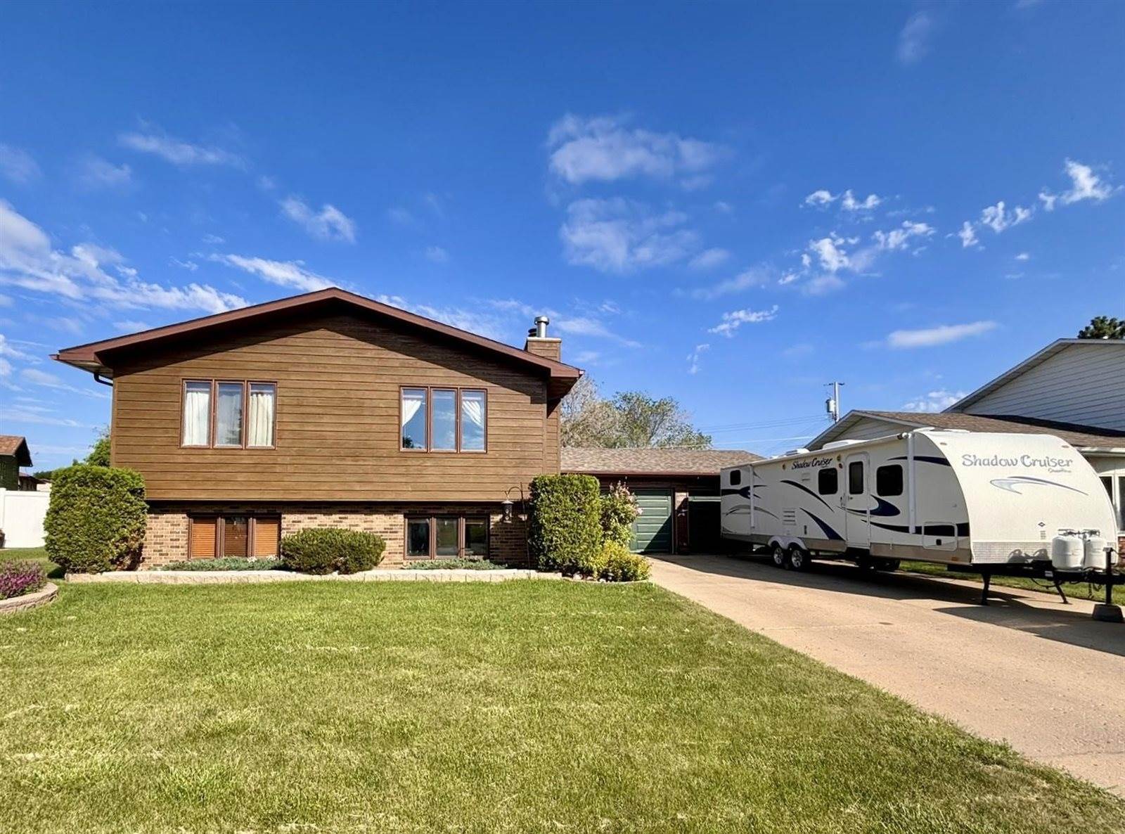 3 30th St SW, Minot, ND 58701