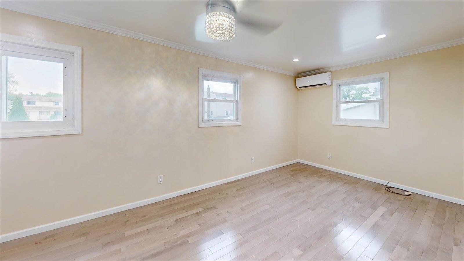 10 Marilyn Court, West Babylon, NY 11704