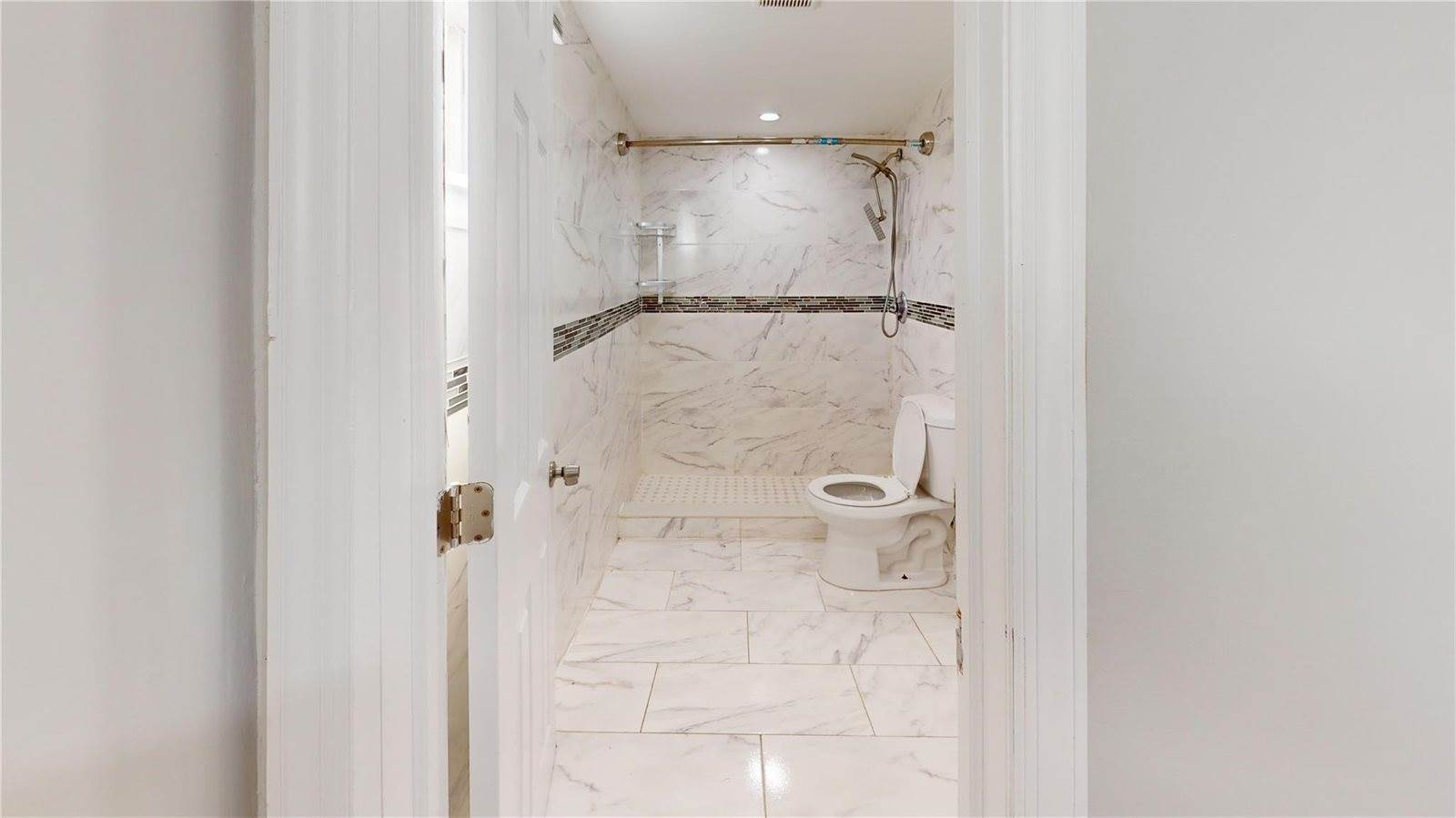 10 Marilyn Court, West Babylon, NY 11704