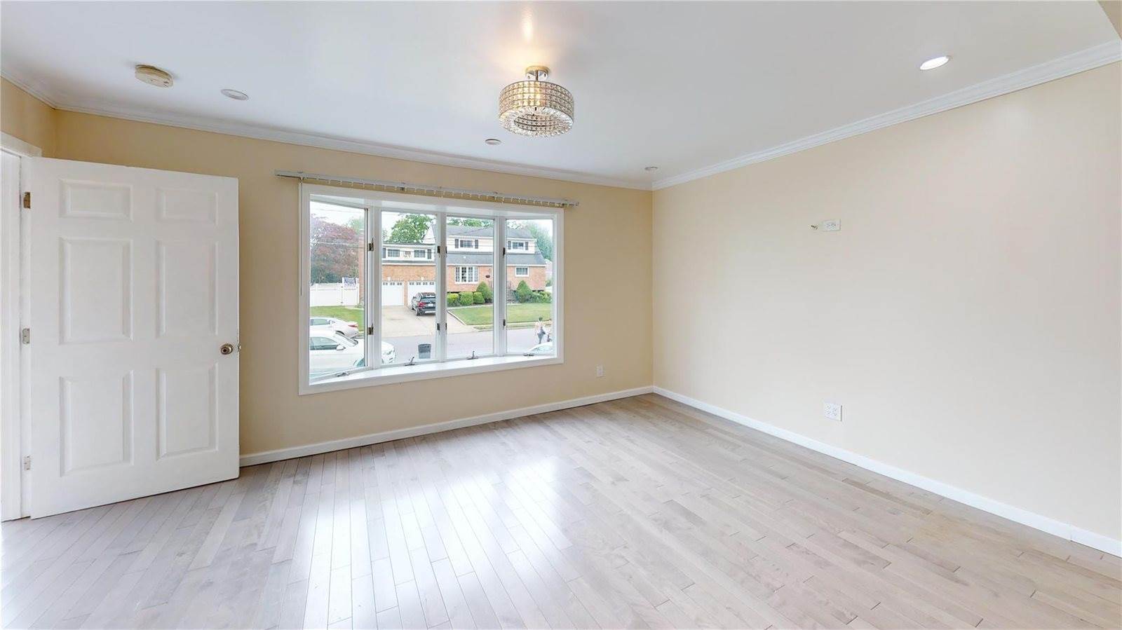 10 Marilyn Court, West Babylon, NY 11704