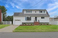 10 Marilyn Court, West Babylon, NY 11704