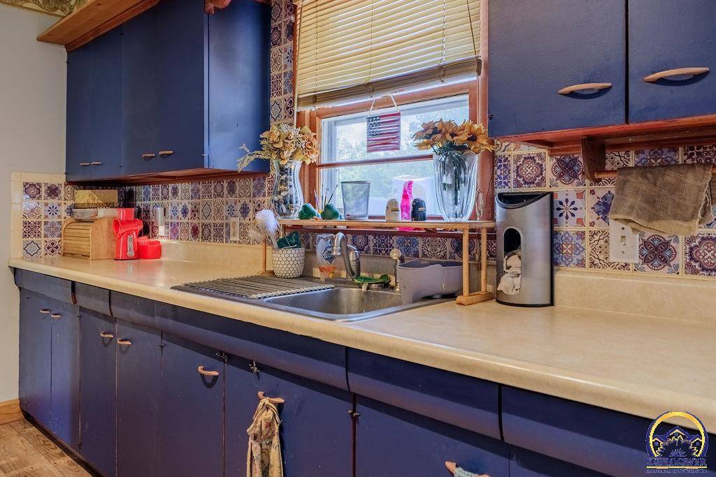 1930 NW 35th ST, Topeka, KS 66618