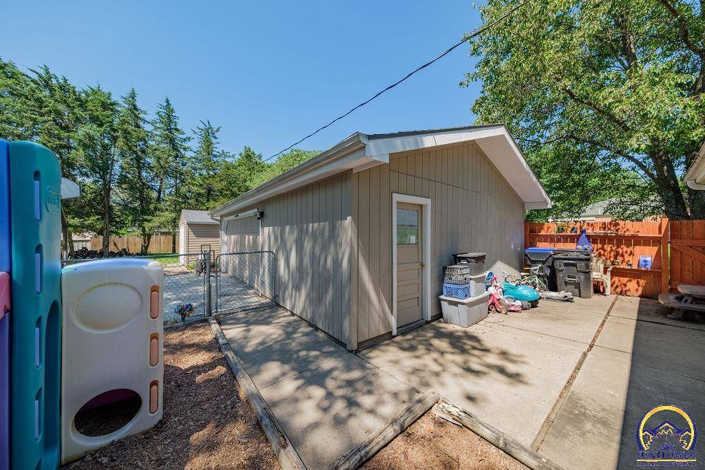 1930 NW 35th ST, Topeka, KS 66618