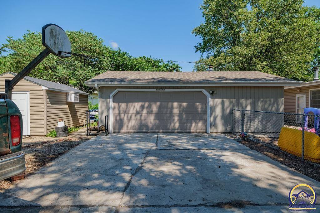 1930 NW 35th ST, Topeka, KS 66618