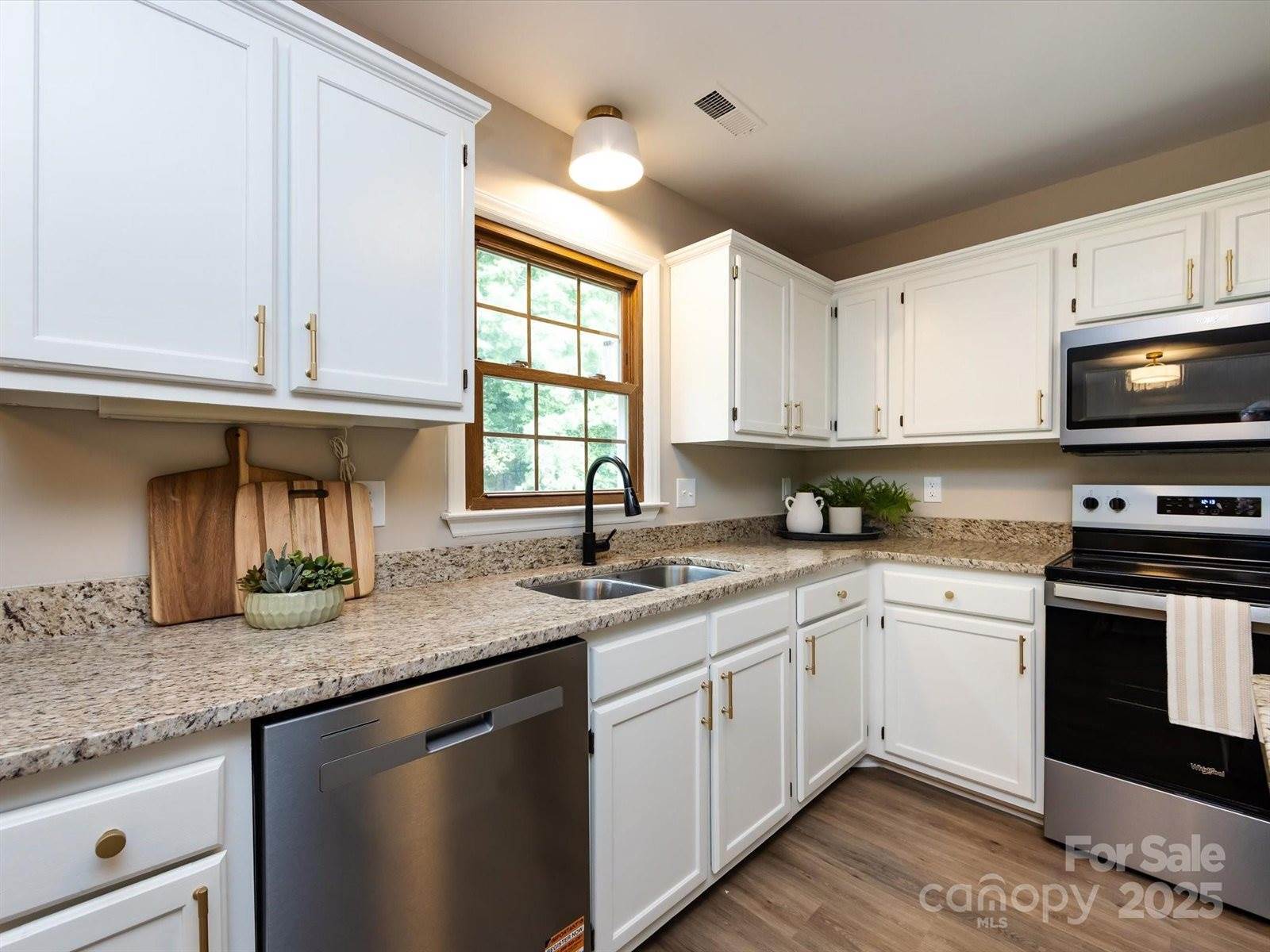 113 Foxfield Lane, Matthews, NC 28105