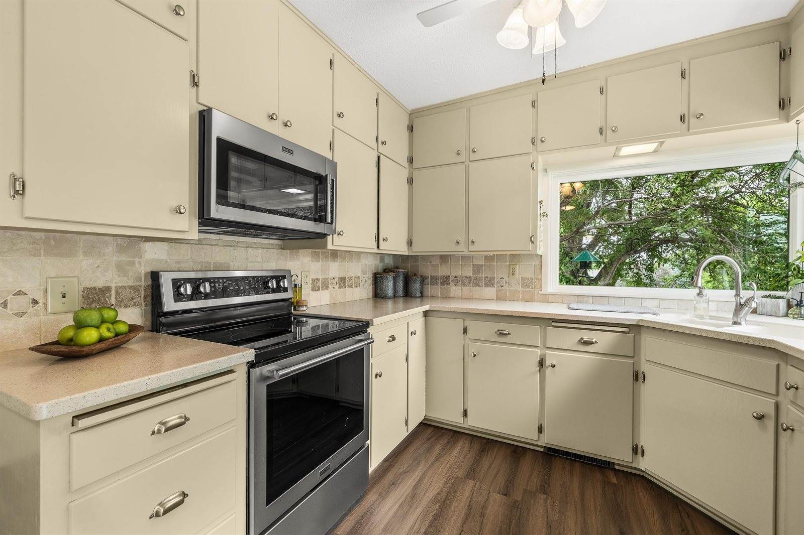 1242 E Edgewood Drive, Appleton, WI 54913