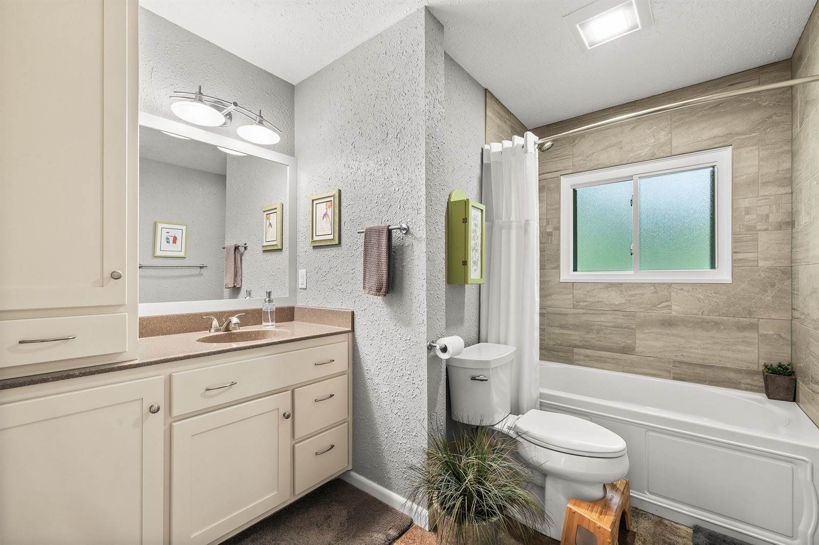 1242 E Edgewood Drive, Appleton, WI 54913