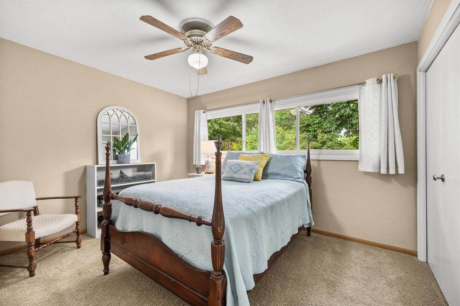 1242 E Edgewood Drive, Appleton, WI 54913