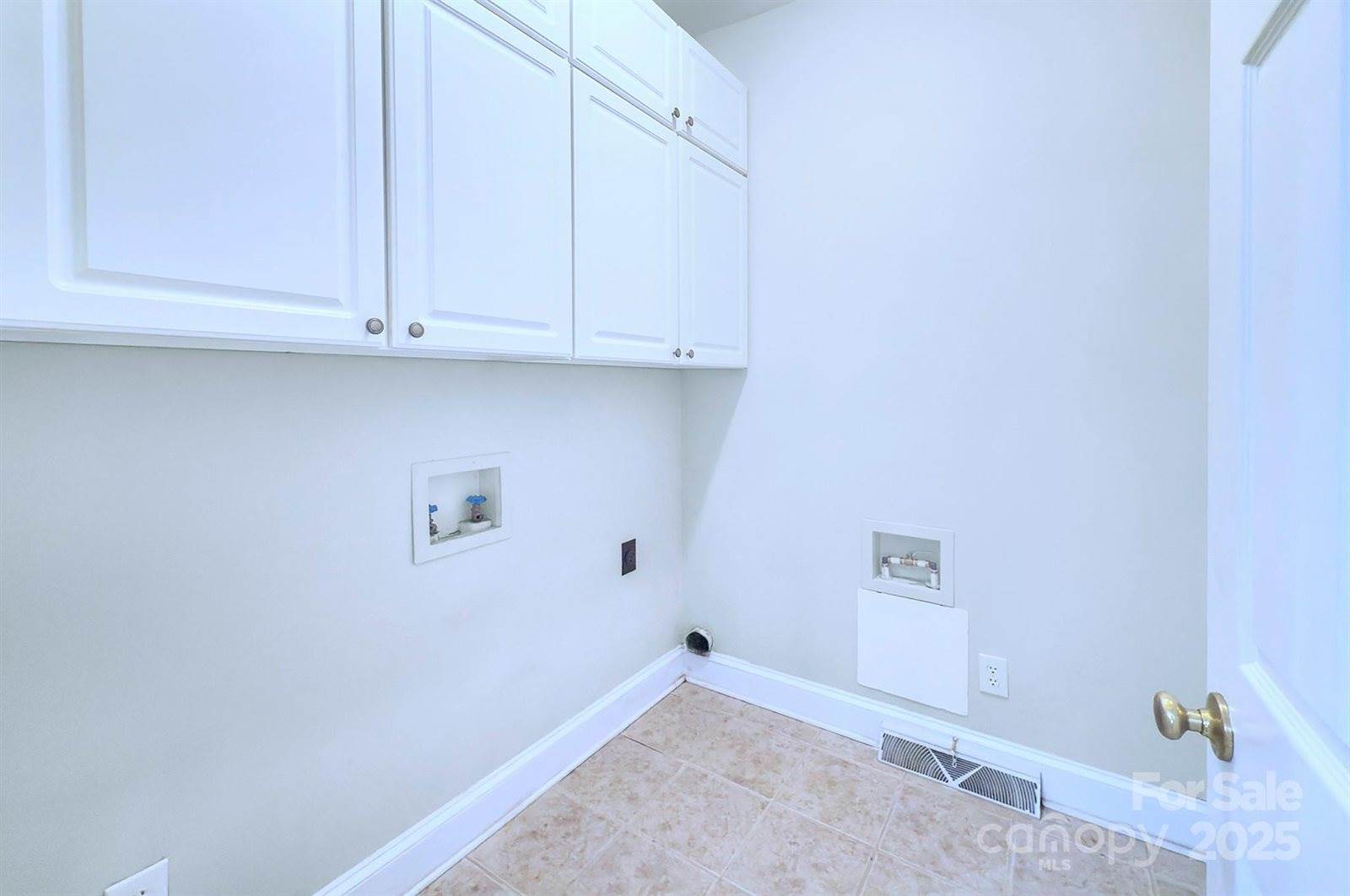 8044 Hawk Crest Court, Charlotte, NC 28270