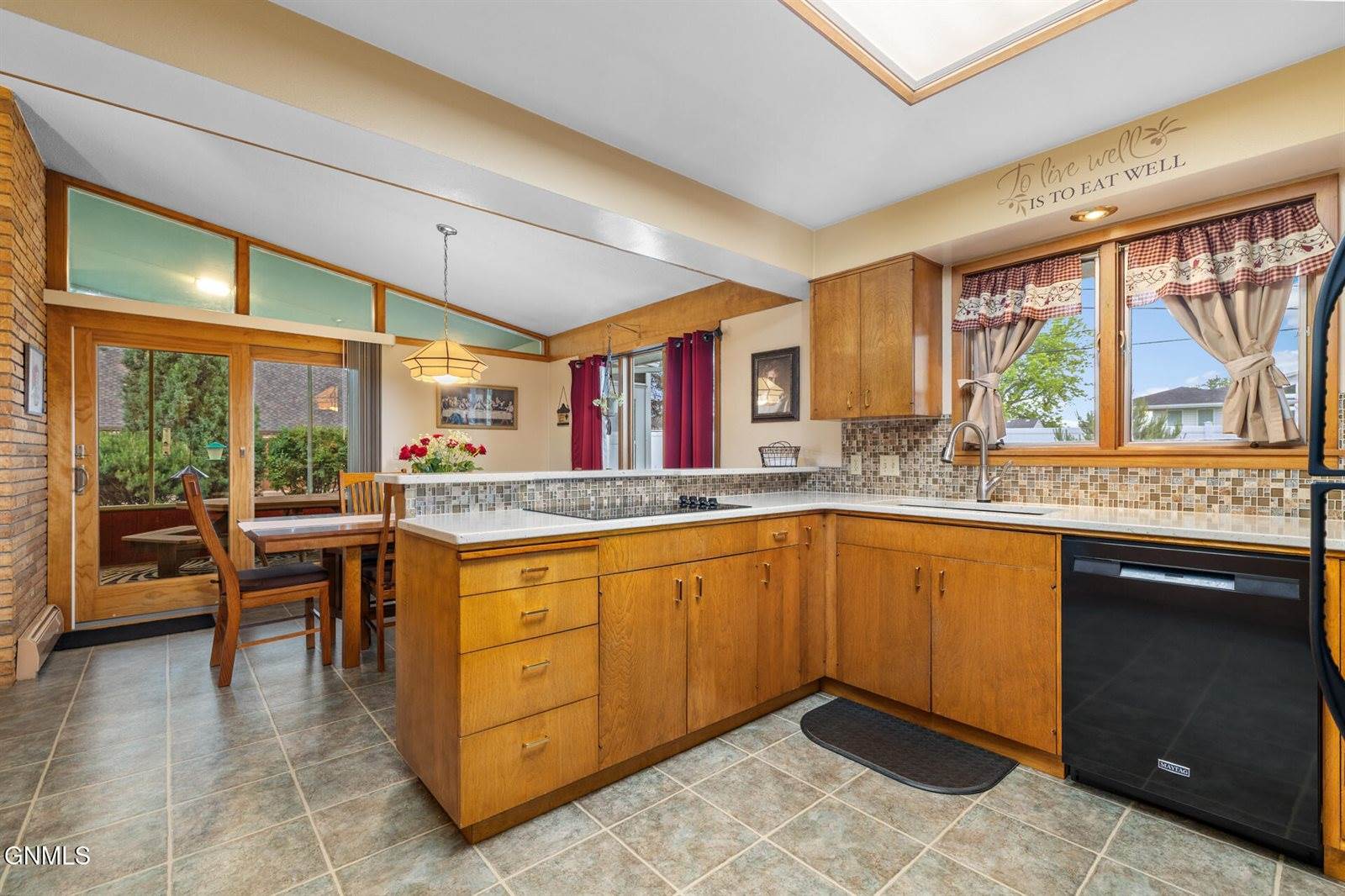 1321 University Avenue, Williston, ND 58801