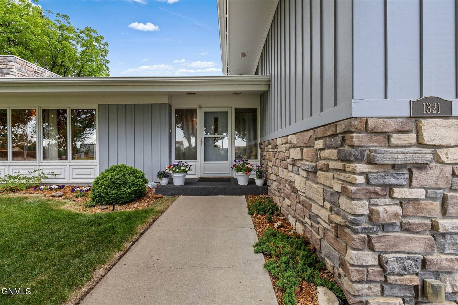 1321 University Avenue, Williston, ND 58801