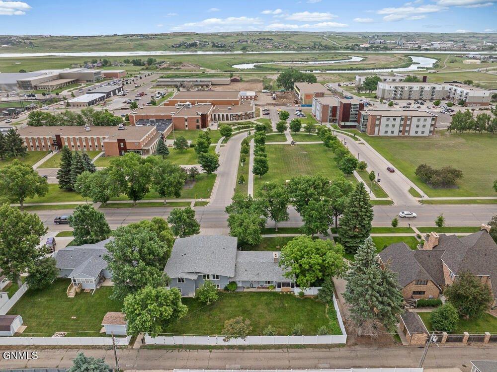 1321 University Avenue, Williston, ND 58801