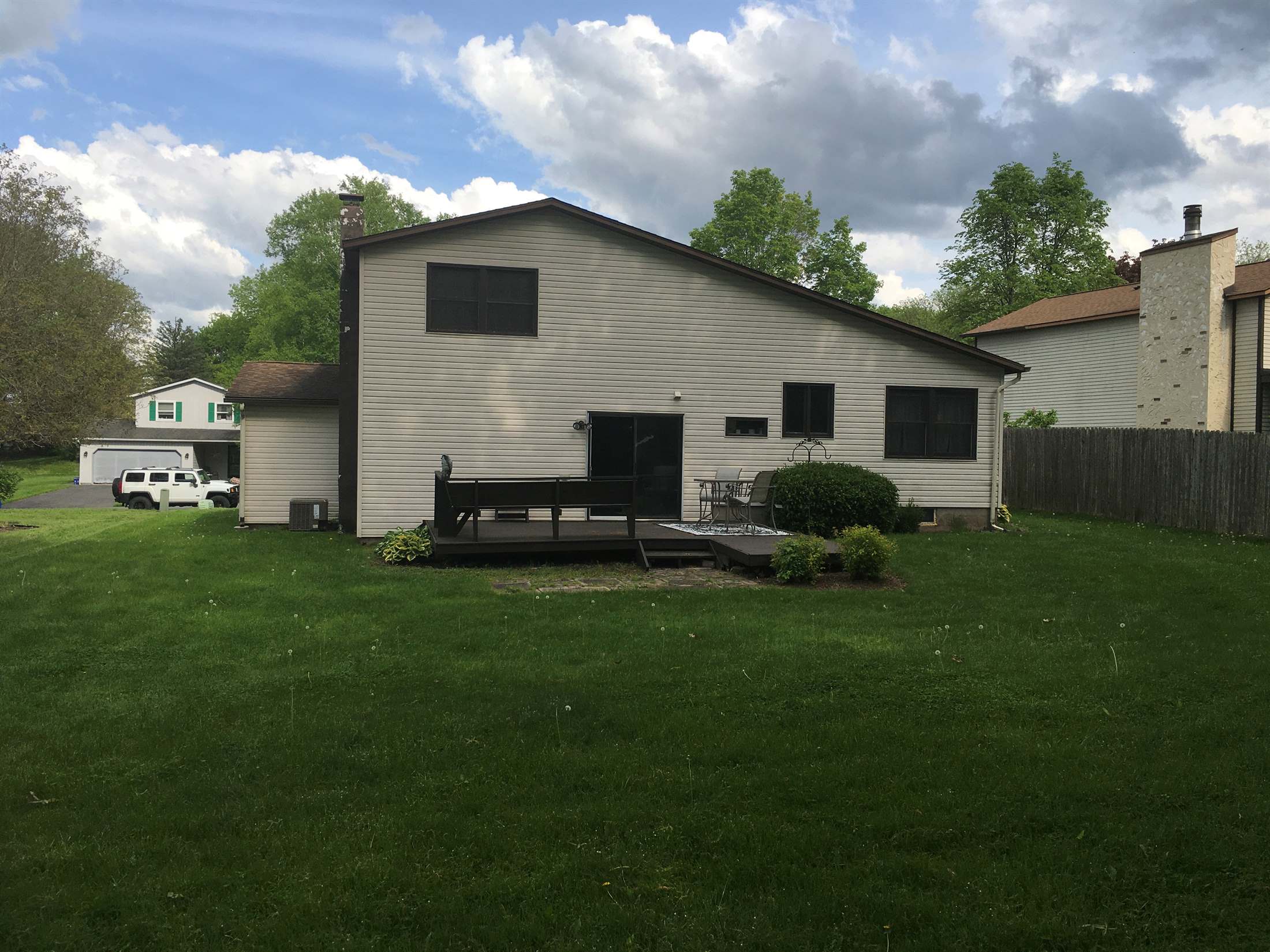 7653 Windsor Dr N, North Syracuse, NY 13212