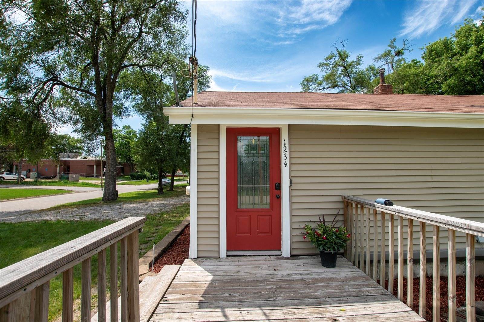 1234 East 26th Court, Des Moines, IA 50317