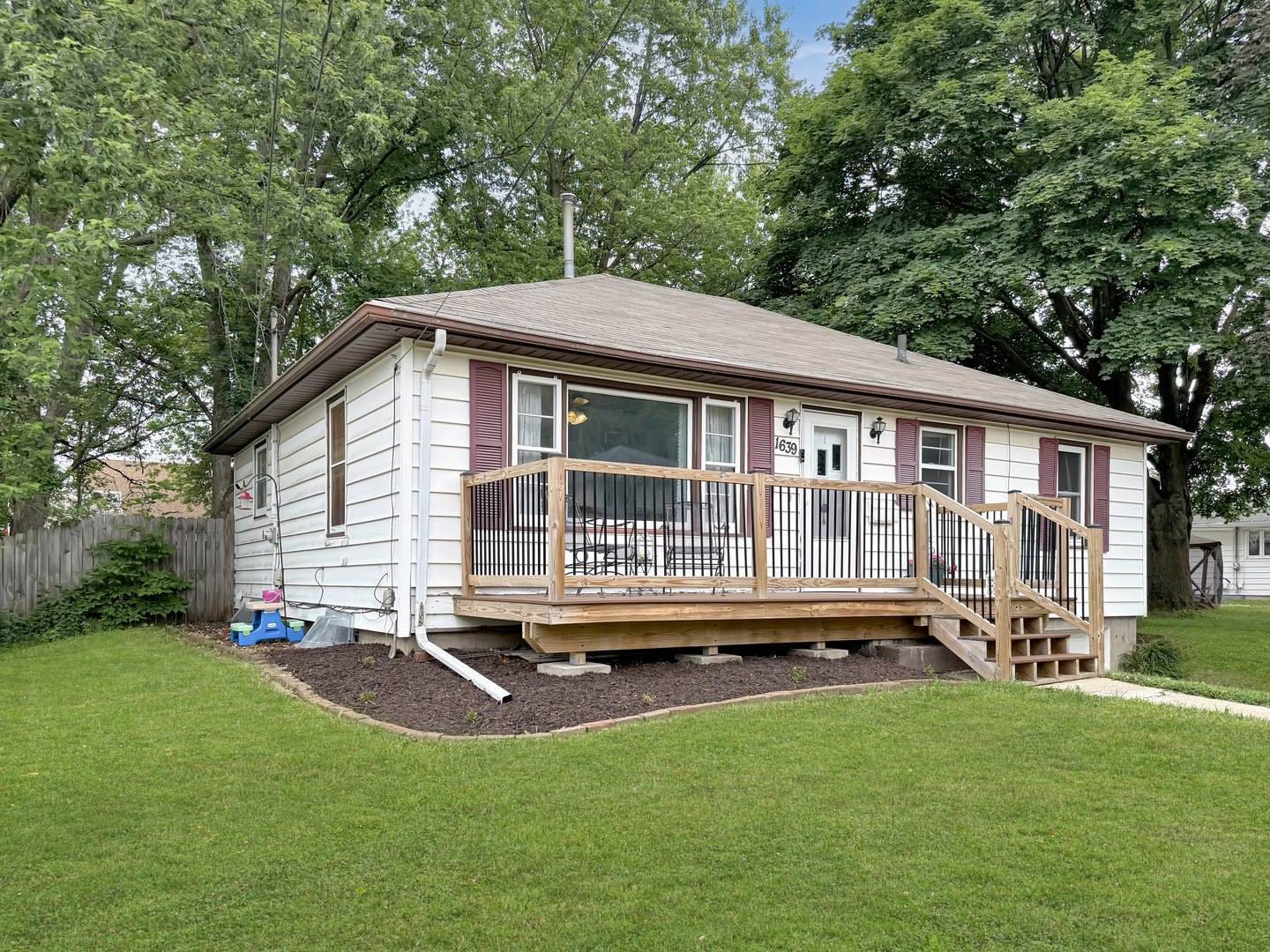 1639 South Highland Avenue, Freeport, IL 61032