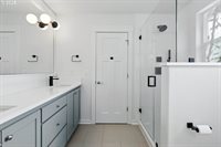 18 NE Cook St, Portland, OR 97212