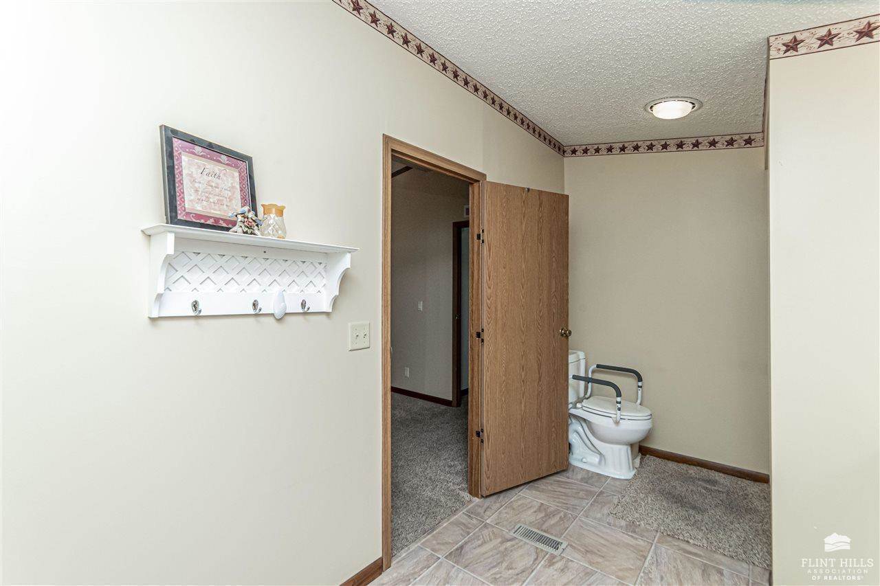 187 East Grandview Drive, Junction City, KS 66441