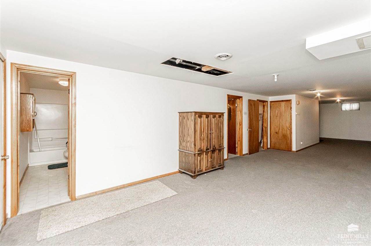 187 East Grandview Drive, Junction City, KS 66441