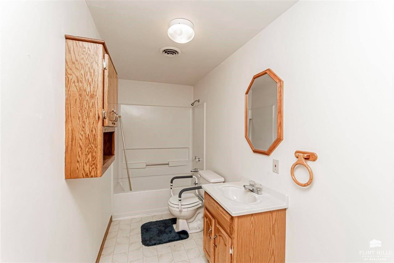 187 East Grandview Drive, Junction City, KS 66441