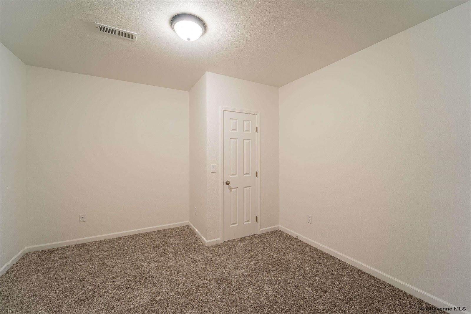 942 Mountain Shdw Dr, Cheyenne, WY 82009