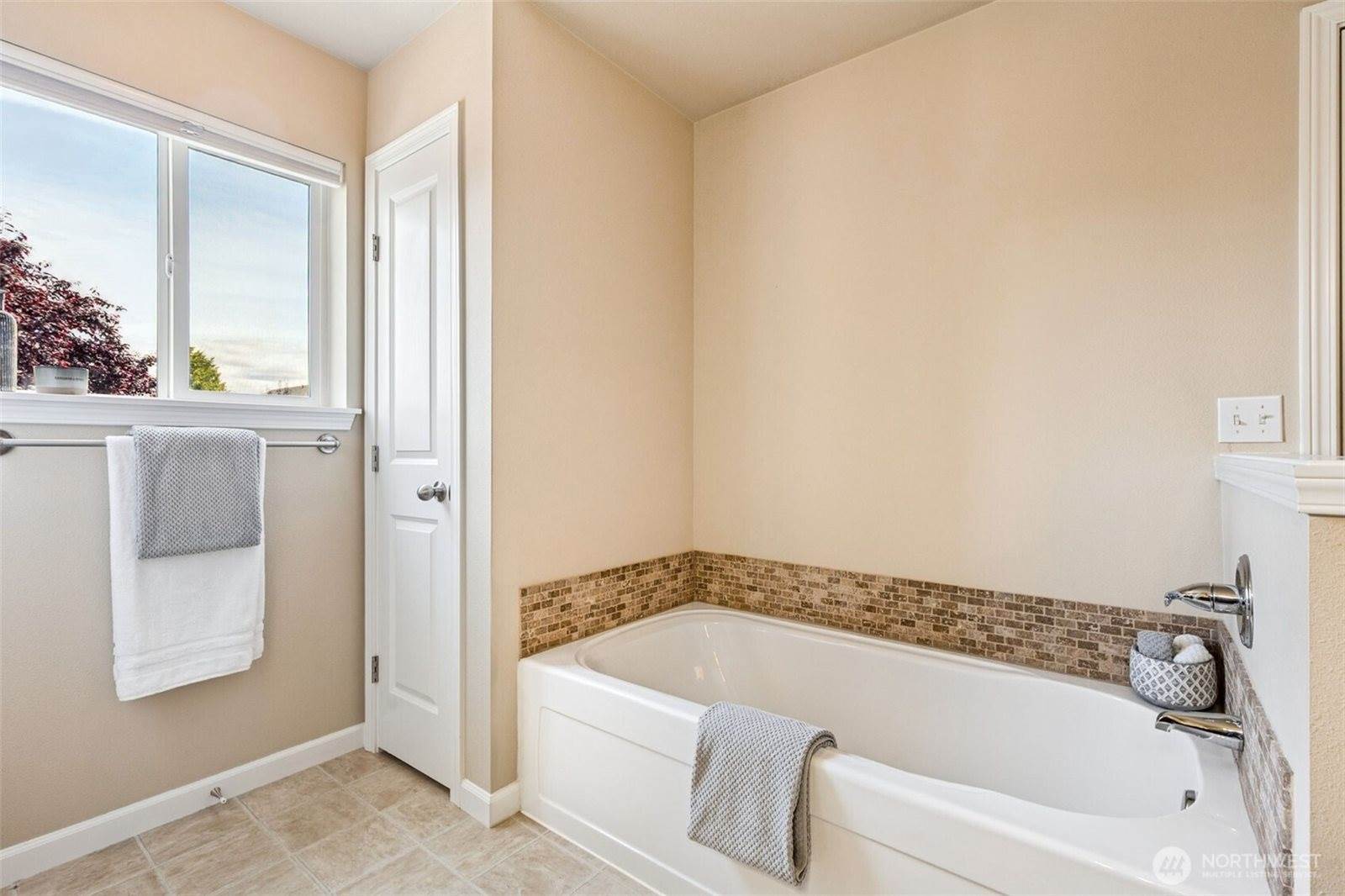 4444 Edgewater Boulevard NE, Lacey, WA 98516