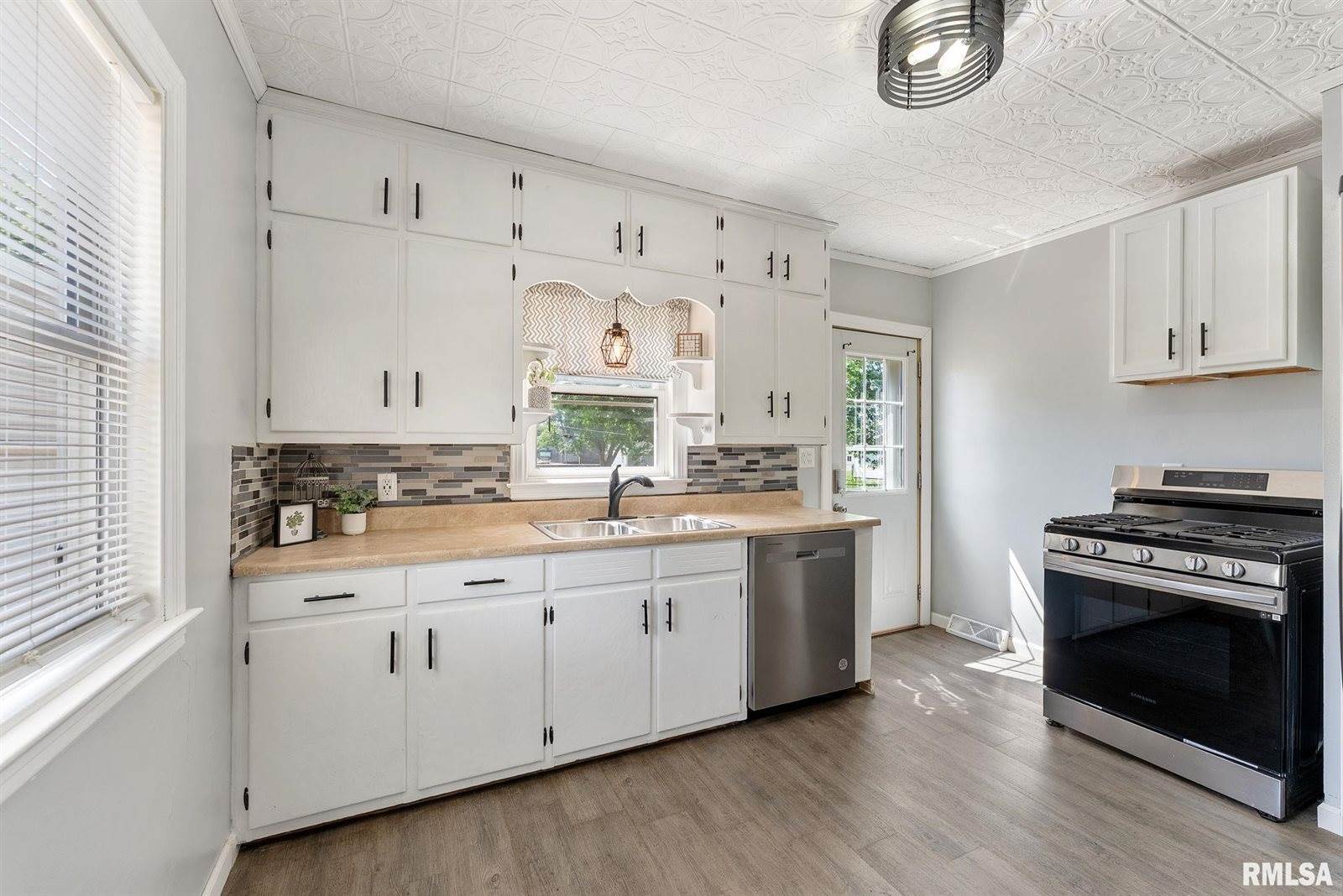 115 4TH Street, Colona, IL 61241