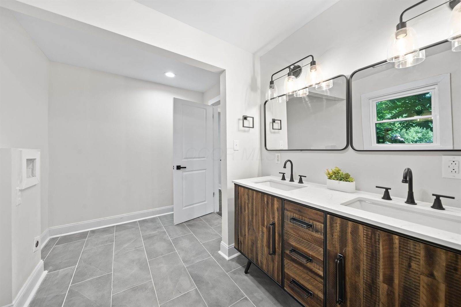 984 North Nelson Road, Columbus, OH 43219