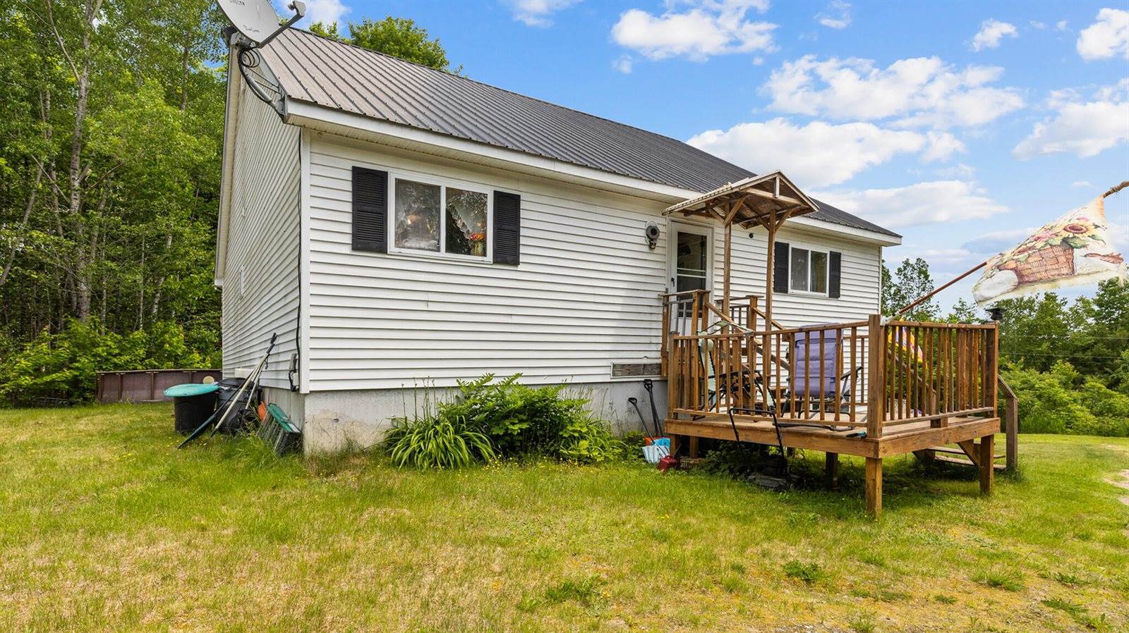 96 Paradise Lane, Hudson, ME 04449