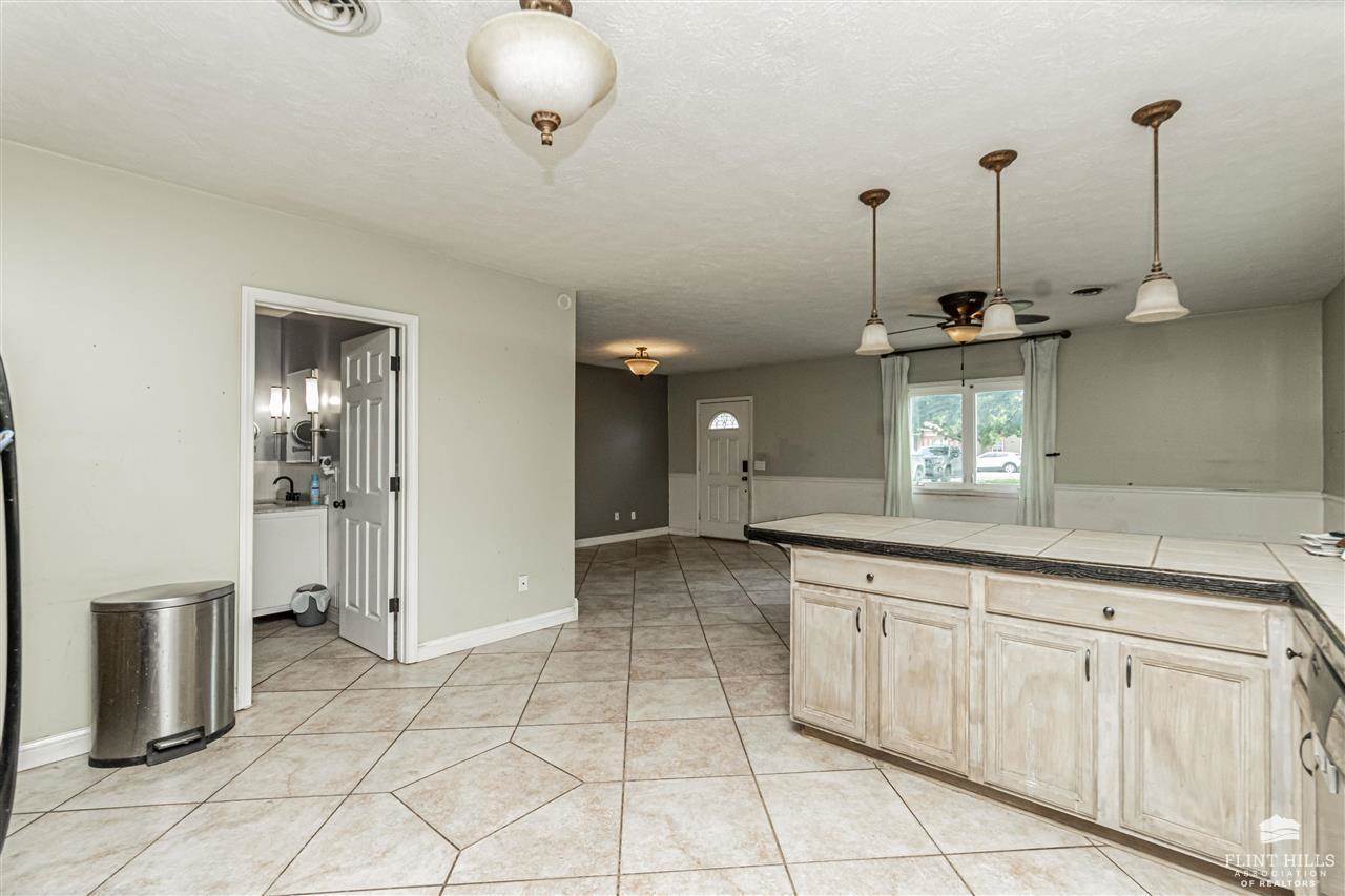 215 West 6th, Solomon, KS 67480