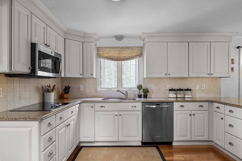 4 Noel Rd, Andover, MA 01810