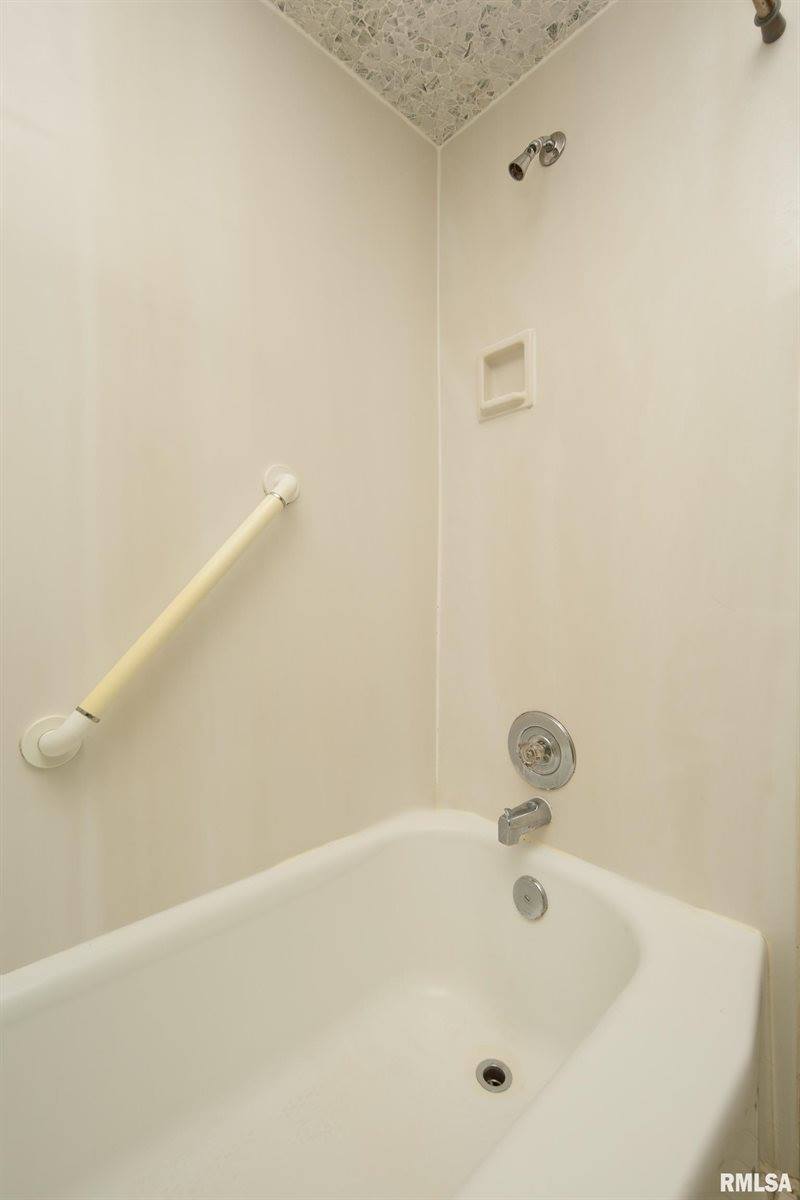 1635 Eastmere Drive, Davenport, IA 52803