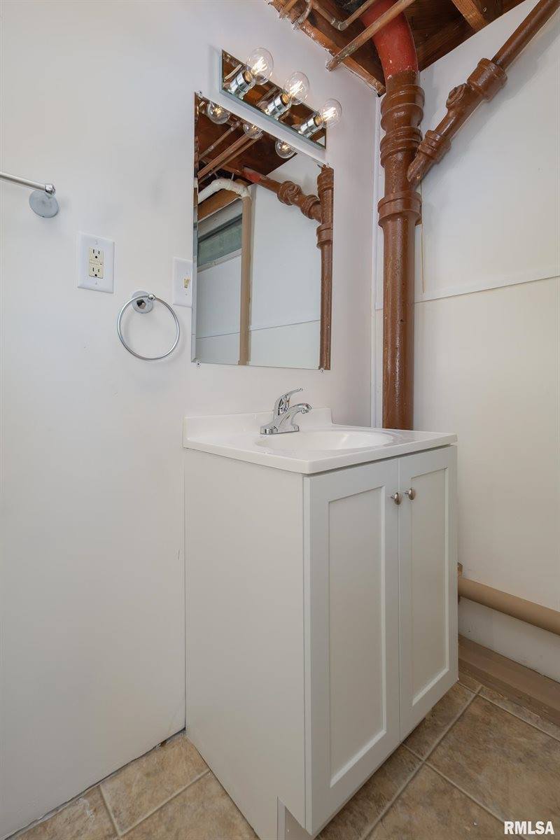 1635 Eastmere Drive, Davenport, IA 52803