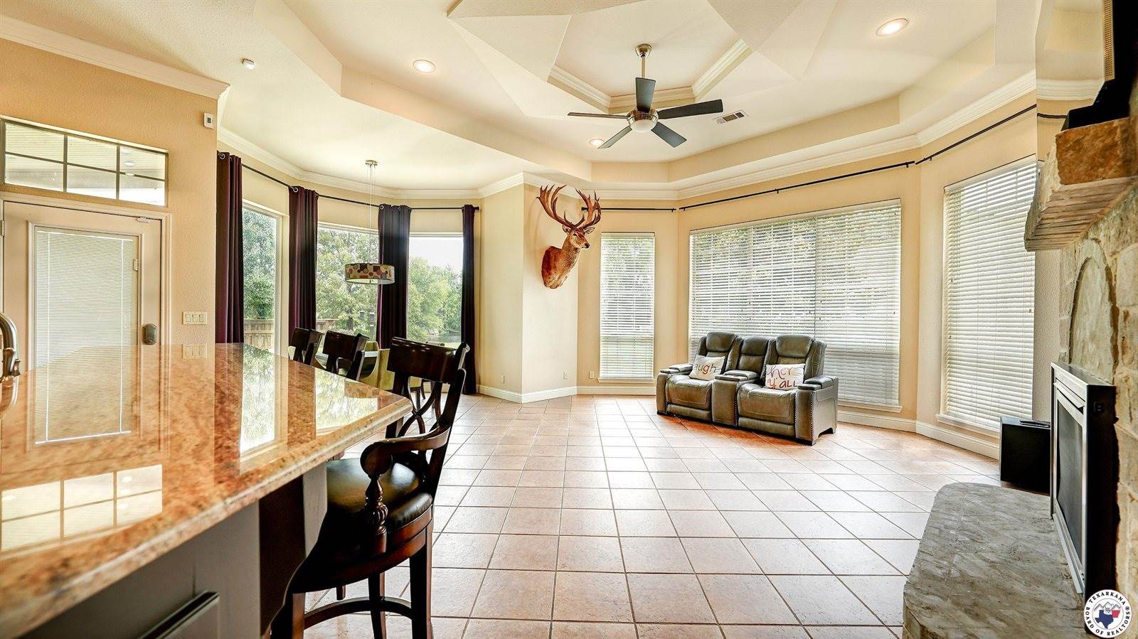 1067 Beaver Lake Dr, Texarkana, TX 75501