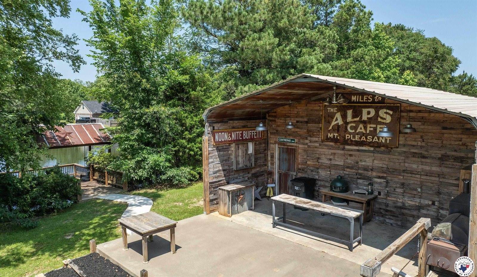 1067 Beaver Lake Dr, Texarkana, TX 75501